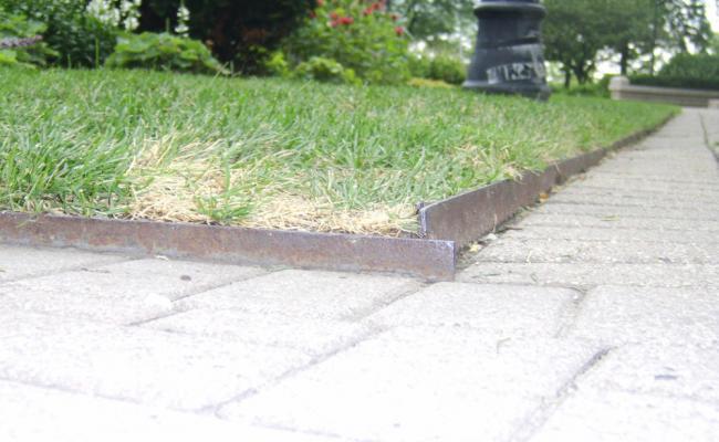 lawn-edging-mistakes036